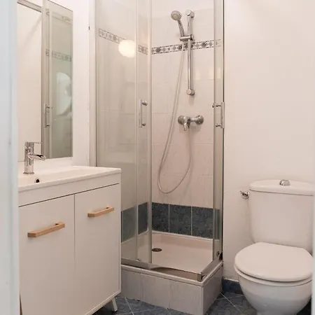 Equipe Dans Avec Piscine A 10mn Du Centre