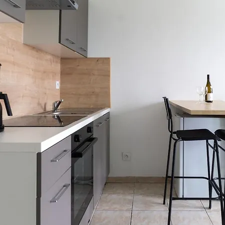 Equipe Dans Avec Piscine A 10mn Du Centre Apartment Nizza