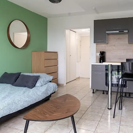 Equipe Dans Avec Piscine A 10mn Du Centre Apartment